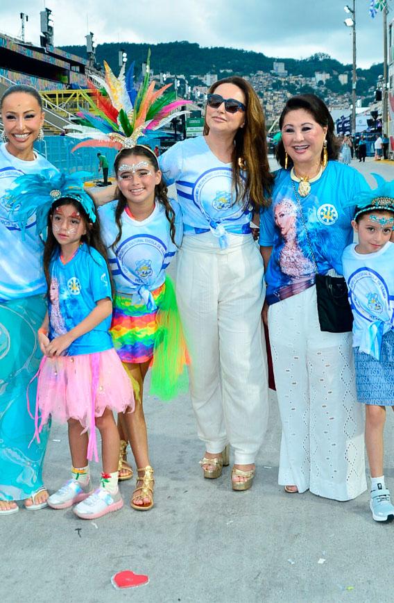 zoe ao lado de sabrina sato, da avó, da tia e dos dois primos