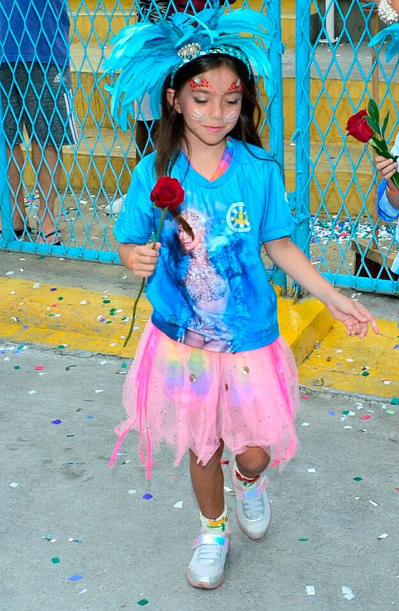 zoe sato segurando uma rosa vermelha na mão