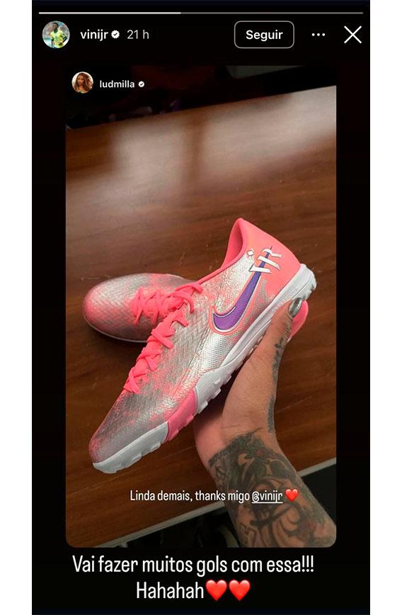 print dos stories de Ludmilla e Vini Jr onde ela mostra as chuteiras e agradece pelo presente