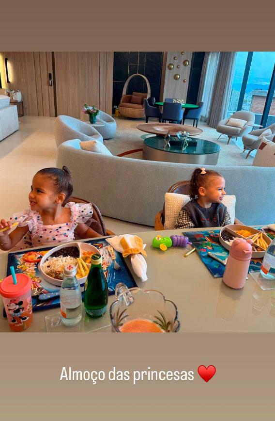 mavie e helena almoçando juntas na casa do pai, jogador neymar jr