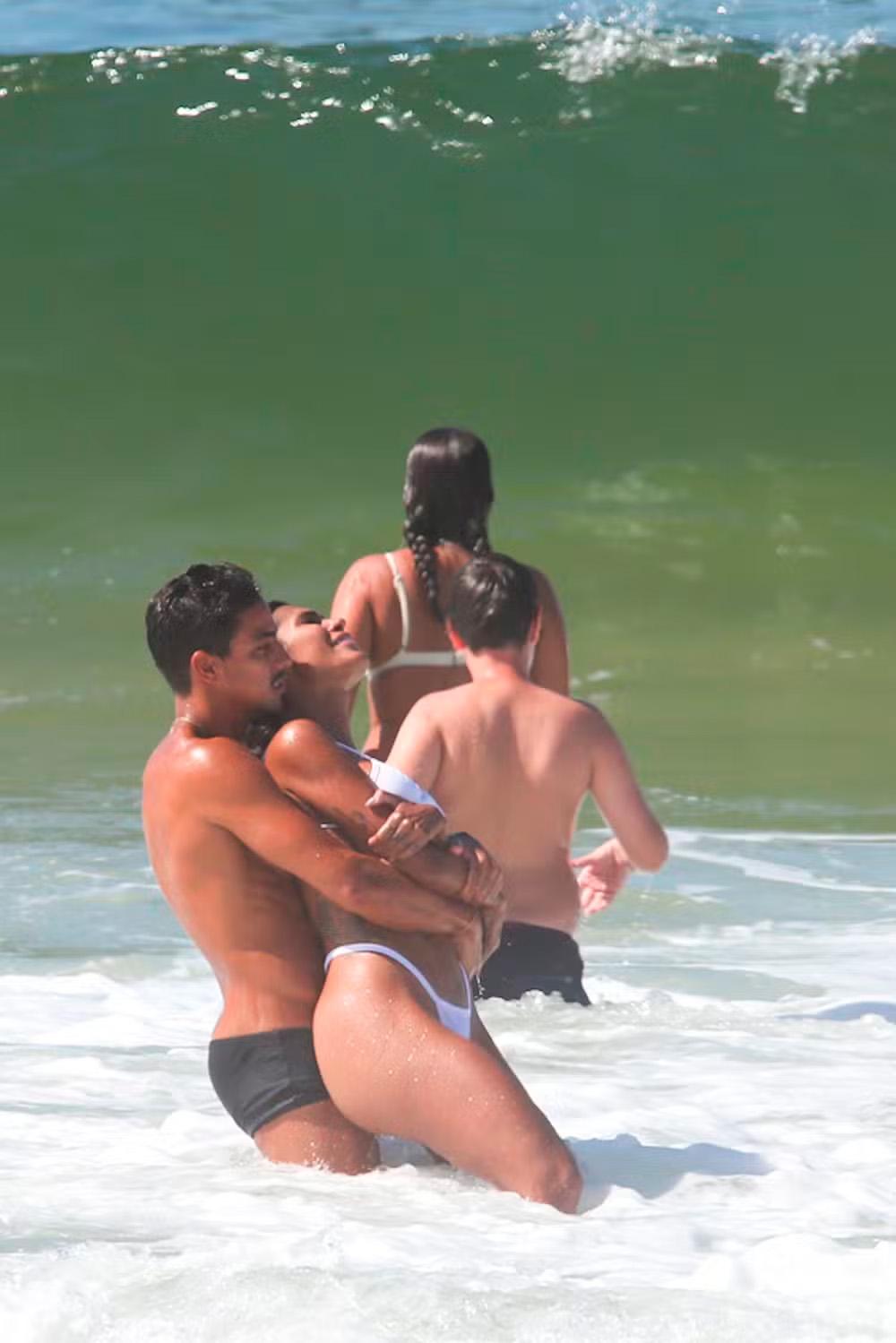 Pocah e Arthur Pelágio posam juntos para foto.