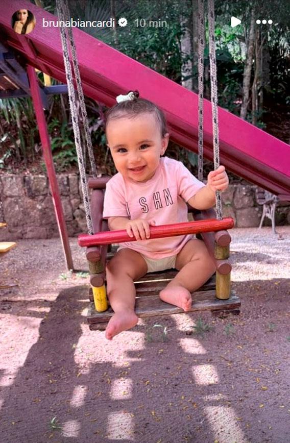 mel, filha mais nova de neymar, brincando em um balanço