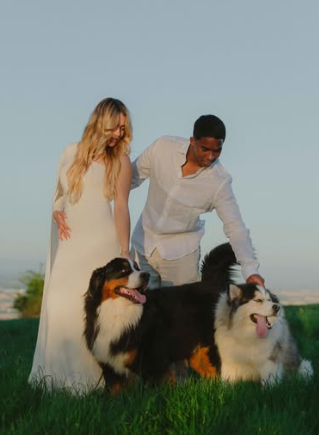 Endrick e Gabrielly Miranda em foto em um campo com os cachorros da família.