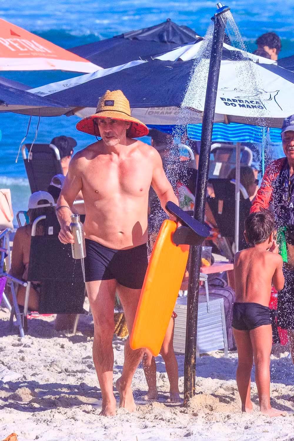 Alexandre Nero curtindo praia do Rio de Janeiro.