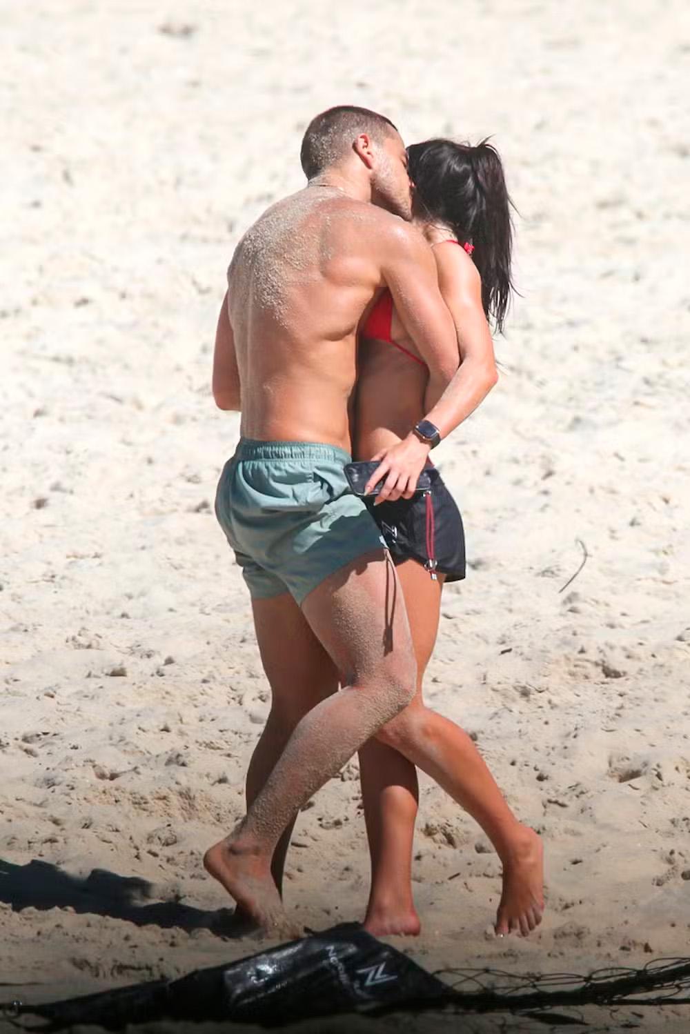 André Lamoglia e Jade Picon juntos na praia.