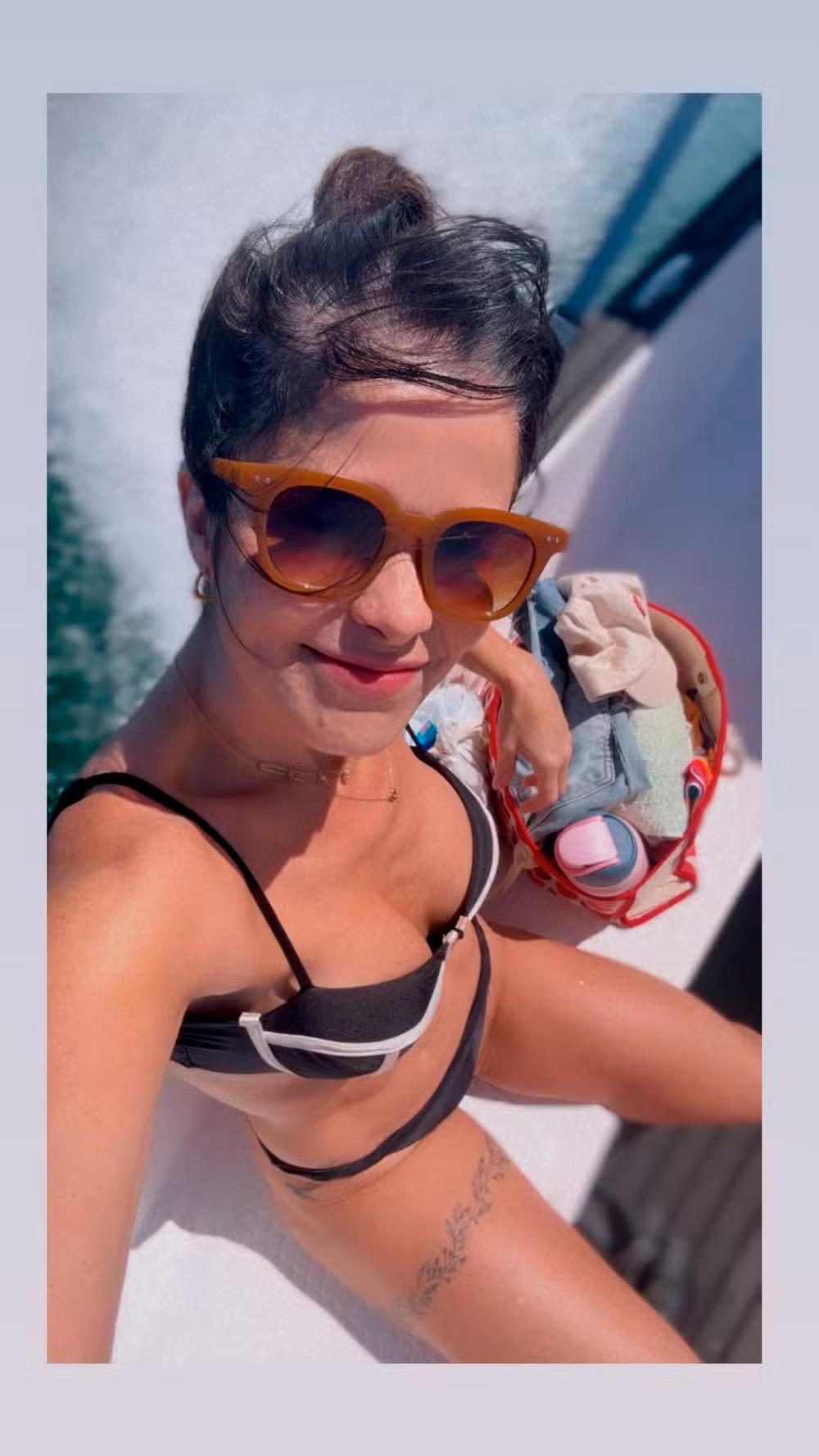 Samara Felippo posa para foto.