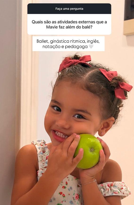 print dos stories de mavie com uma maça e a lista de compromissos dela