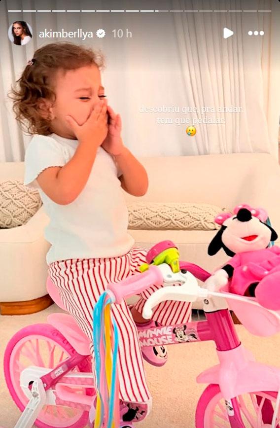 helena chorando em cima da bicicleta