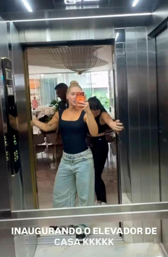 print dos stories de virginia onde ela aparece dentro do elevador