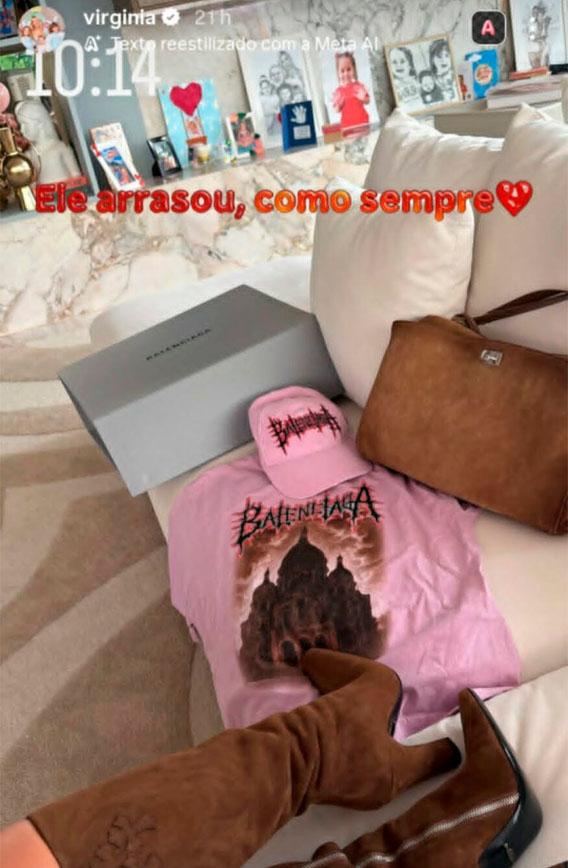 print dos stories de virginia onde ela mostra os presentes que ganhou de vini jr, uma bolsa, uma bota, uma camiseta e um boné