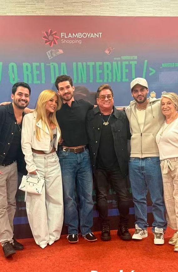 print de foto onde joão guilherme posa com leonardo, polilana rocha e irmãos