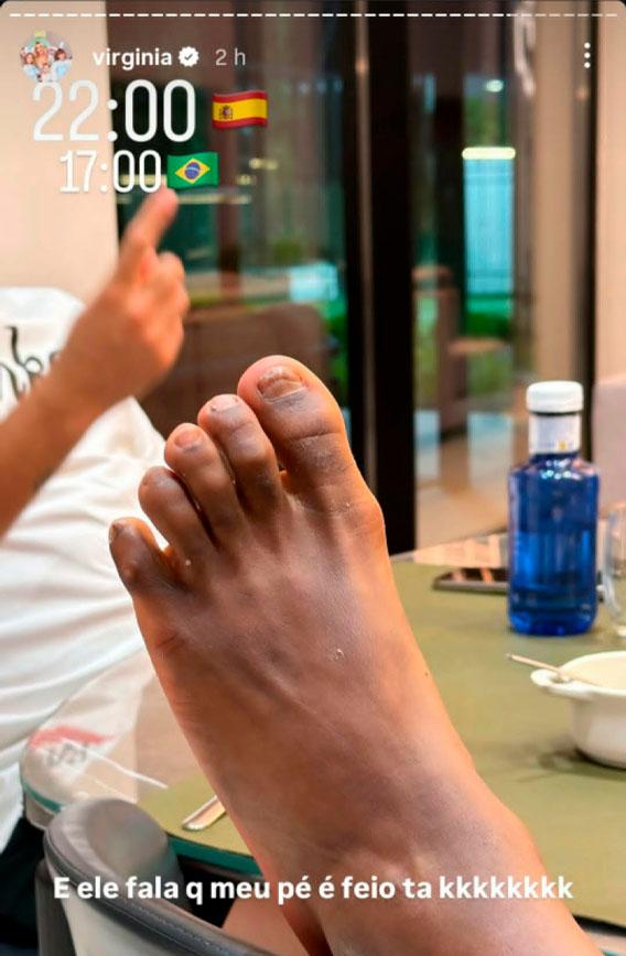print dos stories de virginia onde ela mostra o pé de vini jr