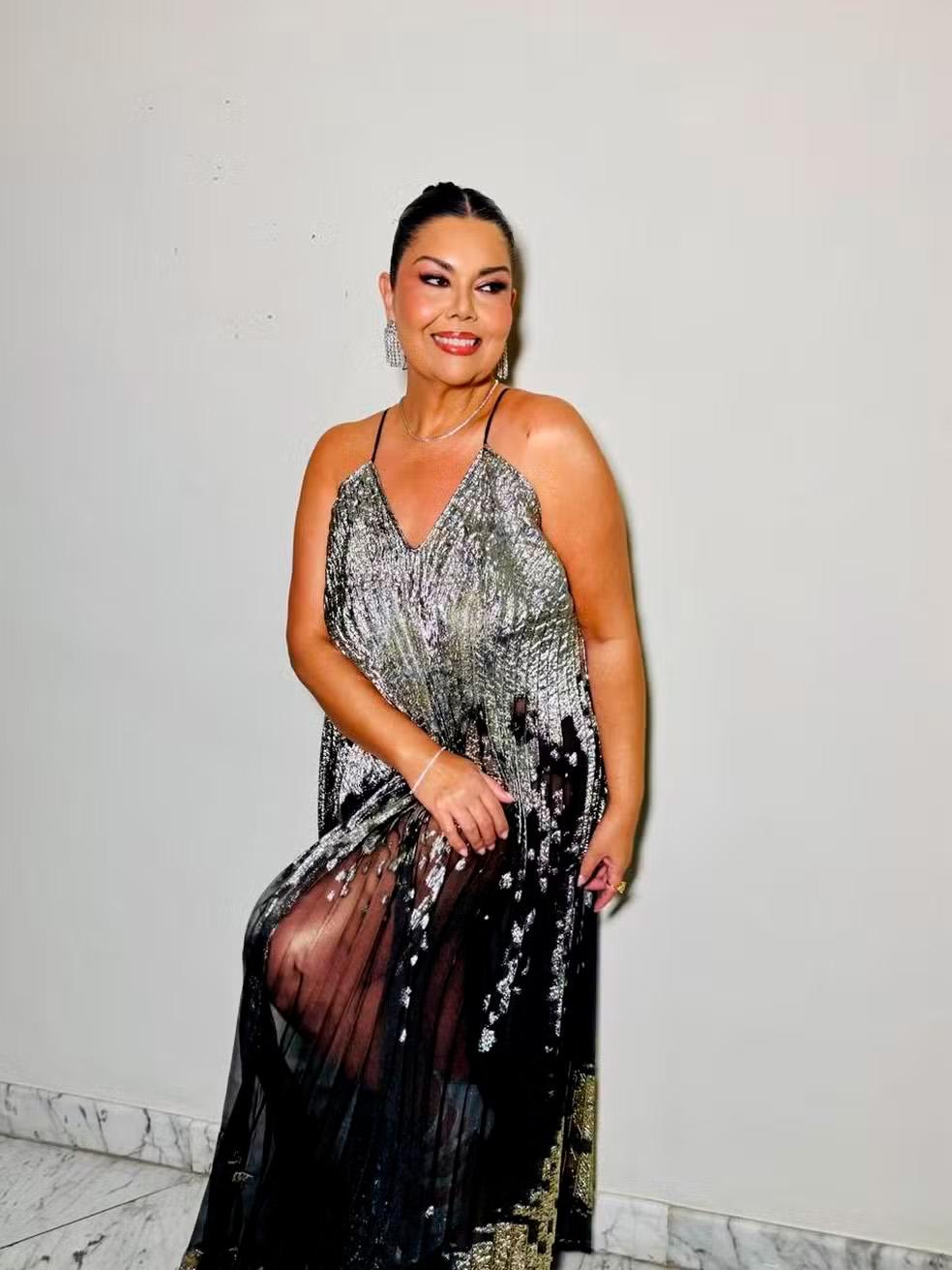 Fabiana Karla posa para foto.