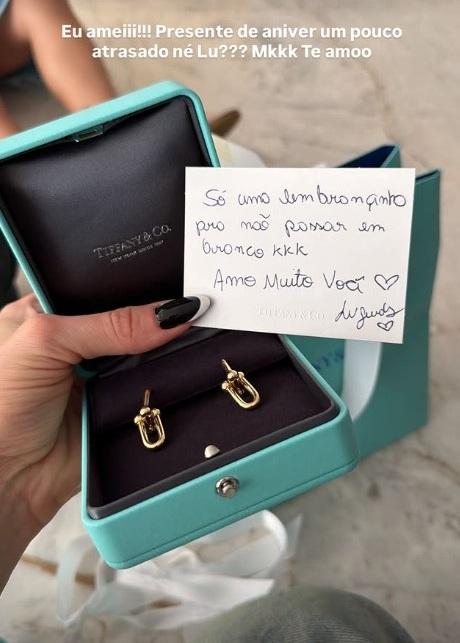 Virginia Fonseca publica foto mostrando brinco que ganhou de presente de Lucas Guedes