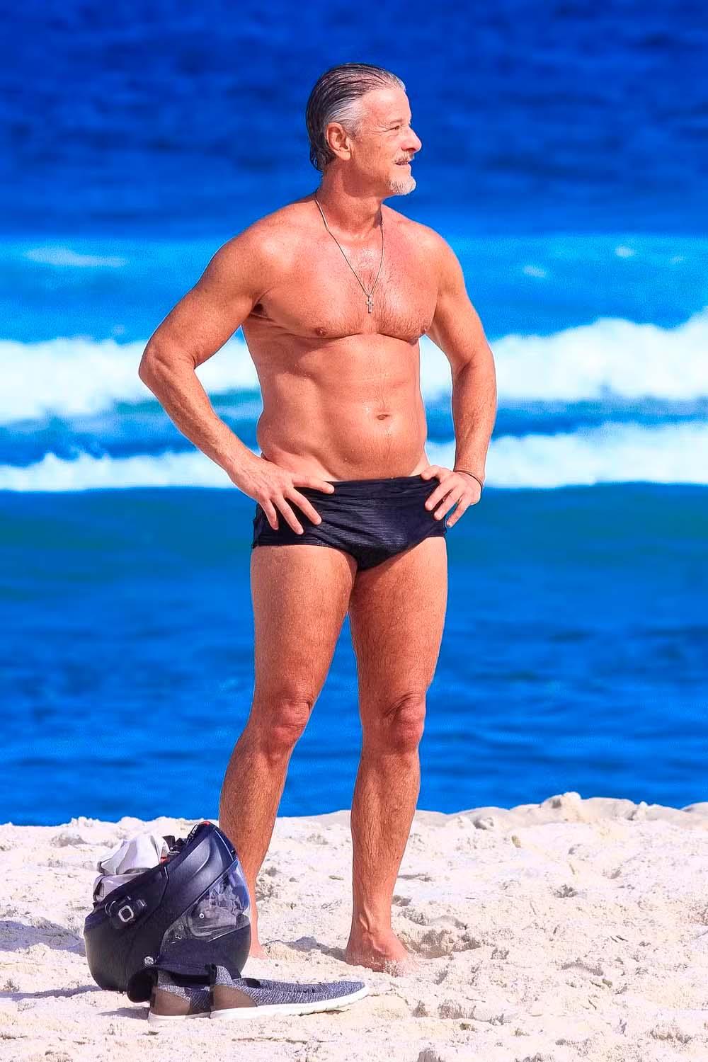 Marcello Novaes posa para foto.
