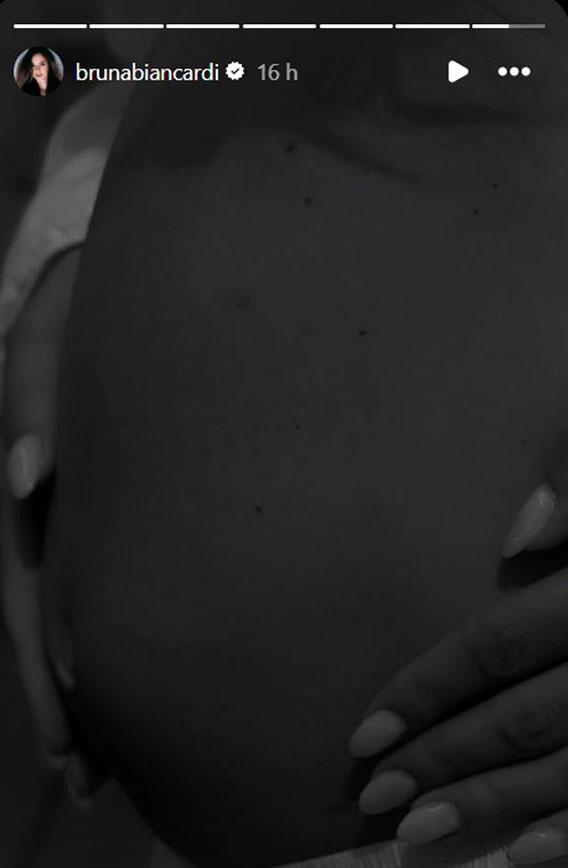 print dos stories de bruna biancardi onde ela mostra apenas as mãos segurando a sua barriga. ela está grávida