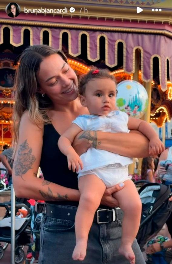 print dos stories de bruna biancardi mostra carol dantas com mel no colo
