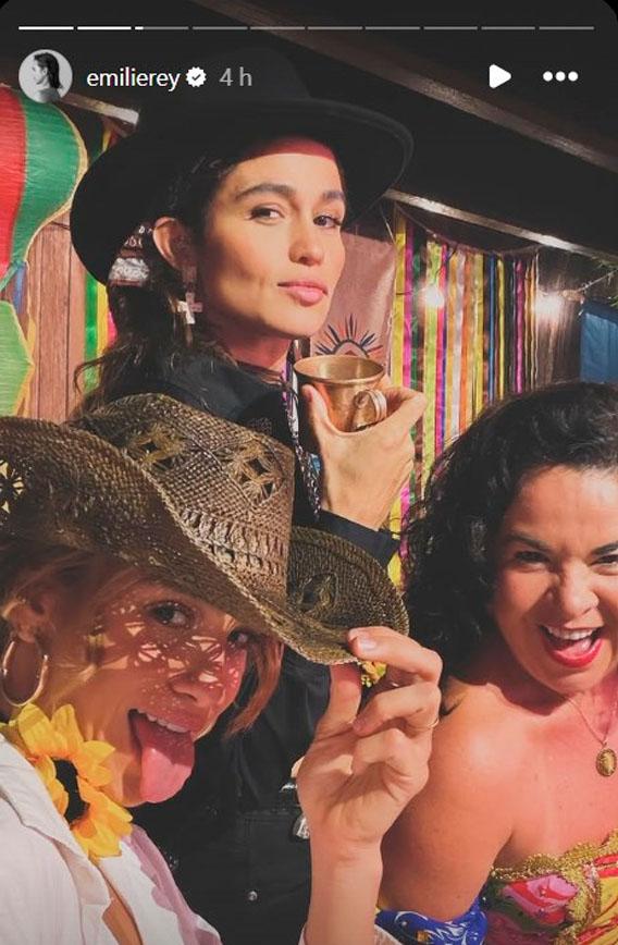 print dos stories de emilie rey onde ela aparece ao lado de nanda costa