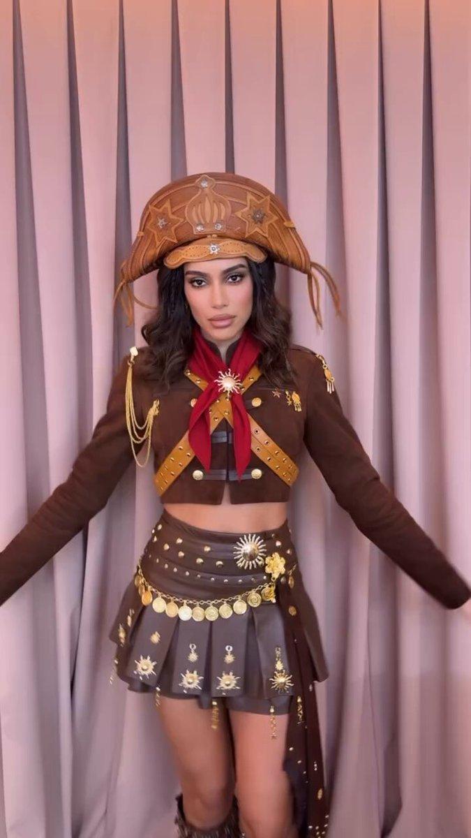 anitta com traje de festa junina