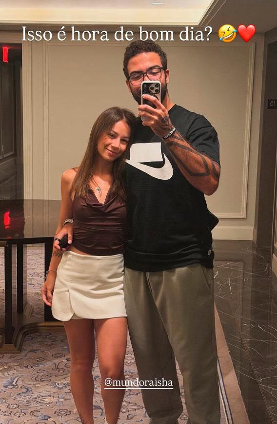 ronald e raisha abraçados enquanto tiram uma foto no espelho