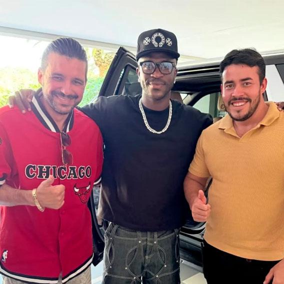 Vini ao lado de amigos de virginia em goiânia