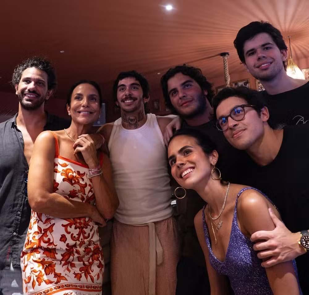 Ivete Sangalo prestigia show de DJ braileiro na França, ao lado do filho e do namorado