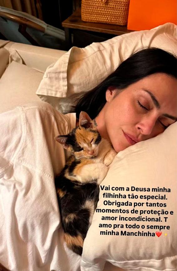 foto de cleo abraçada com a gata em homenagem para a pet