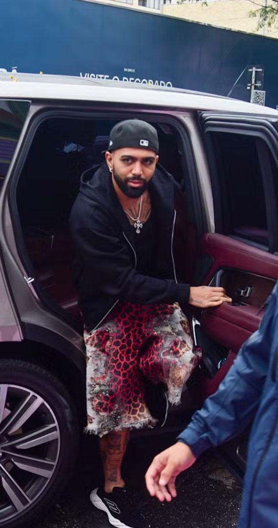 Gabigol chega em festa de Mavie 