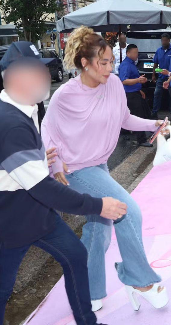 Rafaella Santos chega em festa de Mavie
