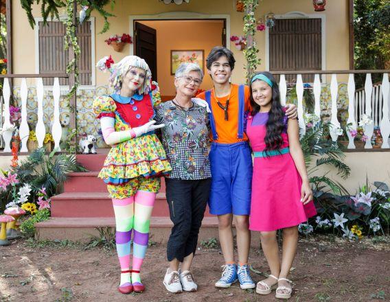 Emília, Cleo Monteiro Lobato, Pedrinho e Narizinho no cenário de O Picapau Amarelo